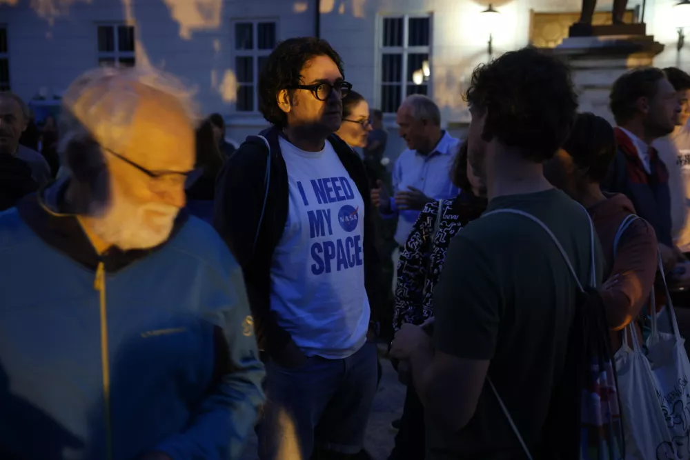 - 07.09.2025 - Krvava luna - ljudje, čakanje, opazovanje, gledanje//FOTO: Jaka Gasar / Foto: Jaka Gasar