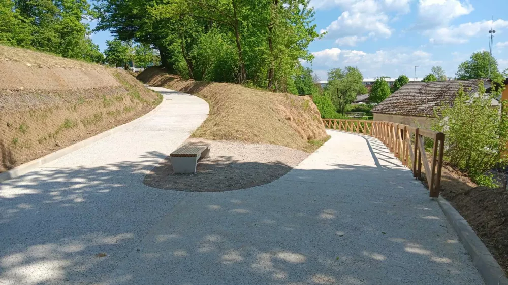 Pot spominov in tovari&scaron;tva - Grba