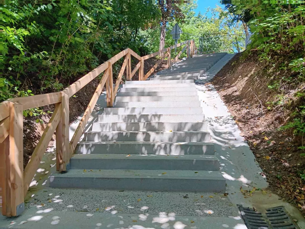 Pot spominov in tovari&scaron;tva - Grba