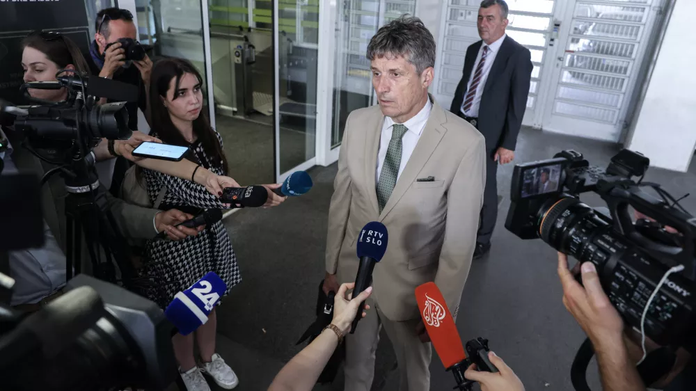 Borut Sajovic- 30.06.2025 - Koalicijski partnerji se bodo pri premierju Robertu Golobu sestali na t.i. mini koalicijskem vrhu. Golob bo po nedavnem sprejetju deklaracije o zvi&scaron;anju obrambnih izdatkov članic Nata na pet odstotkov BDP do leta 2035 stranki SD in Levico, ki sta podpori dogovoru nasprotovali, podrobneje seznanil s potekom pogajanj in koraki pri pripravi akcijskega načrta glede investicij za izpolnitev ciljev na področje obrambe//FOTO: Jaka Gasar