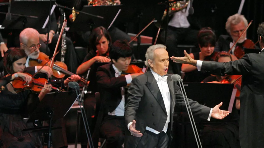 &scaron;panski operni pevec tenorist Jose Carreras - gala koncert - nastopil svetovno znani &scaron;panski tenorist Jose Carreras katerega je spremljal simfonični orkester RTV Slovenija pod taktirko dirigenta Davida Gimeneza, posebna gostja koncerta pa je bila irska sopranistka Celine Byrne.///FOTO: Luka Cjuha