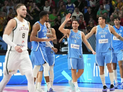 Basketball - FIBA EuroBasket 2025 - Quarter Finals - Lithuania v Greece - Xiaomi Arena, Riga, Latvia - September 9, 2025 Greece's Giannoulis Larentzakis, Giannis Antetokounmpo and teammates celebrate after the match REUTERS/Ints Kalnins