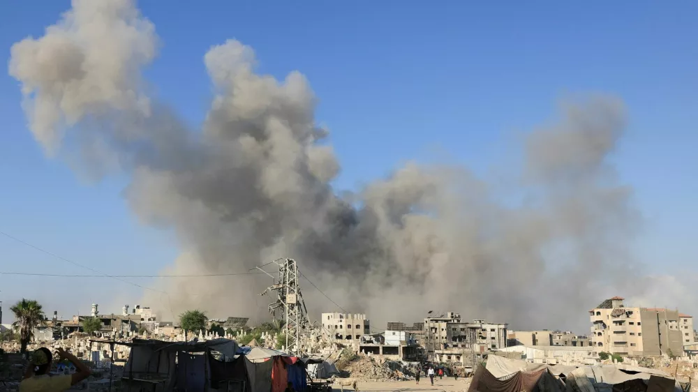 Smoke rises following an explosion during an Israeli operation, in Gaza City, August 26, 2025. REUTERS/Dawoud Abu Alkas / Foto: Dawoud Abu Alkas