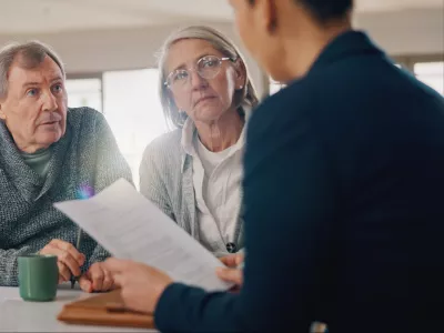 Conversation, documents and senior couple with financial advisor for retirement annuity saving account. Meeting, finance paperwork and elderly man and woman with investment banker for pension growth. / Foto: Jacob Wackerhausen