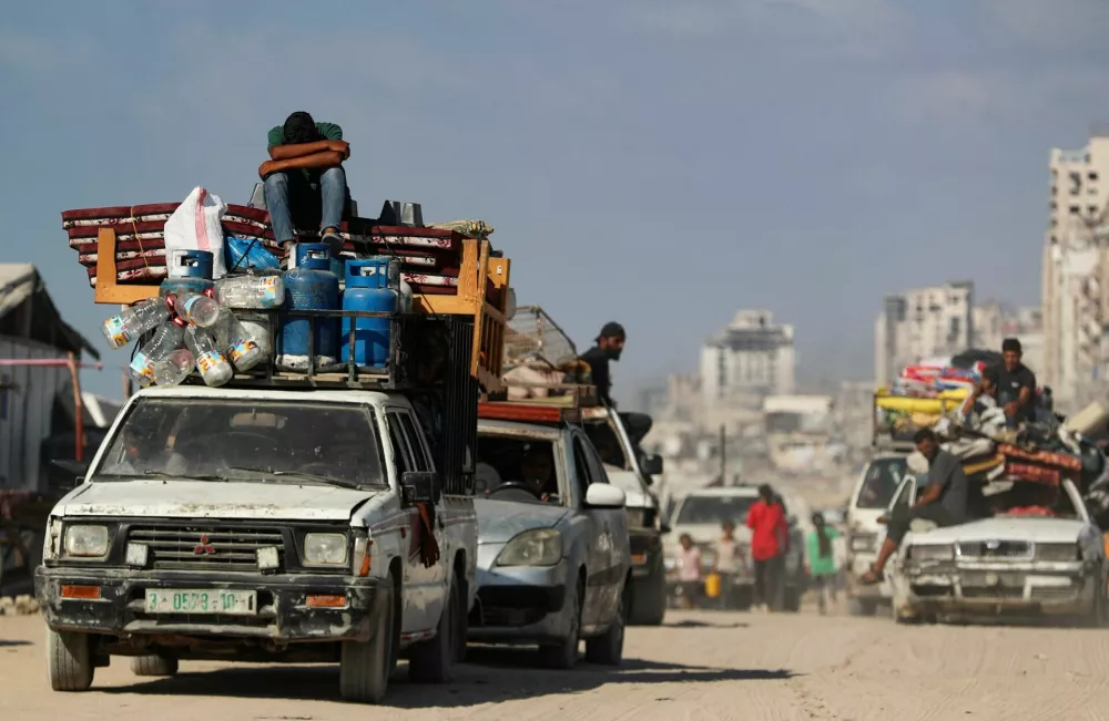Displaced Palestinians transport their belongings in a vehicle as  they flee amid an Israeli military operation, following an Israeli evacuation order, in Gaza City, September 9, 2025. REUTERS/Mahmoud Issa