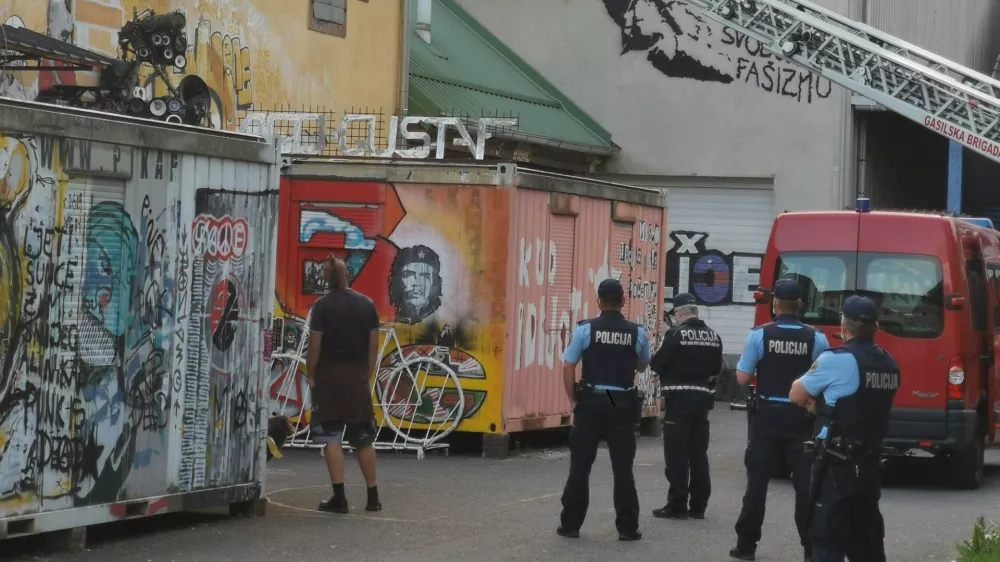 Brisanje grafita, Janez Jan&scaron;a, v KC Pekarna Maribor