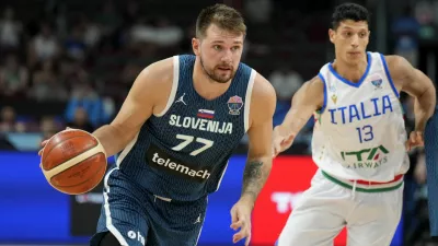 Basketball - FIBA EuroBasket 2025 - Round of 16 - Italy v Slovenia - Xiaomi Arena, Riga, Latvia - September 7, 2025 Slovenia's Luka Doncic in action with Italy's Simone Fontecchio REUTERS/Ints Kalnins