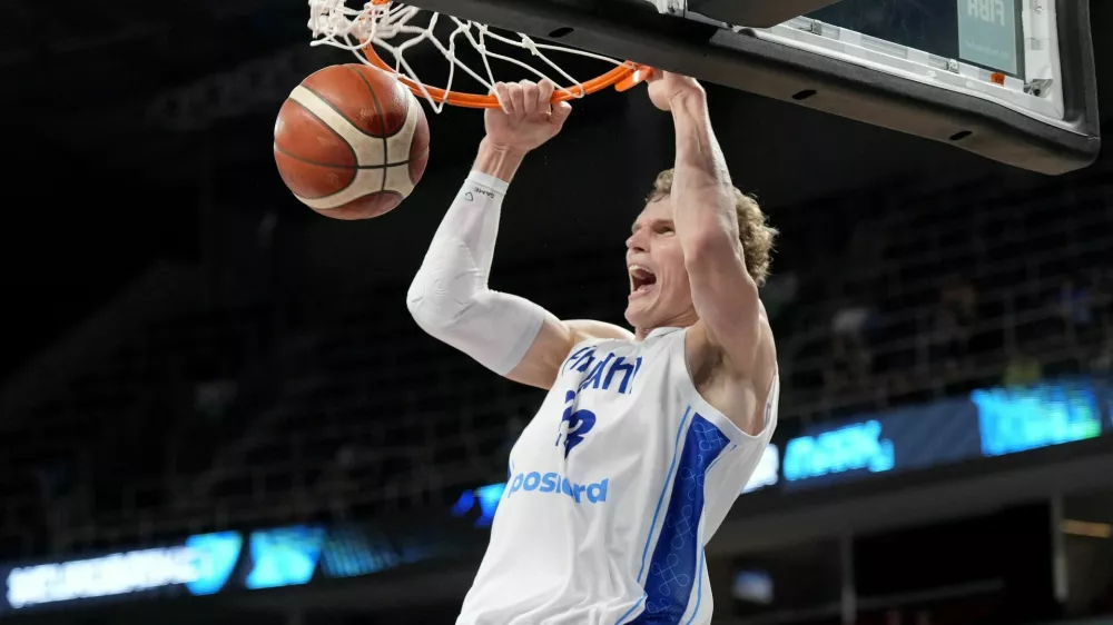 Basketball - FIBA EuroBasket 2025 - Quarter Finals - Finland v Georgia - Xiaomi Arena, Riga, Latvia - September 10, 2025 Finland's Lauri Markkanen in action REUTERS/Ints Kalnins