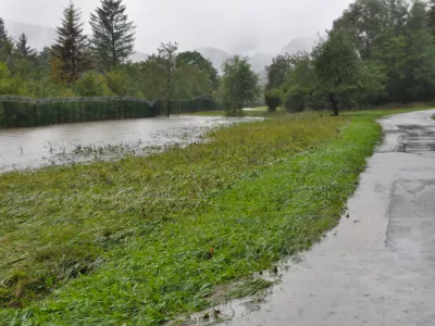Kostel.Kolpa poplavlja ob cesti Kostel-Osilnica.