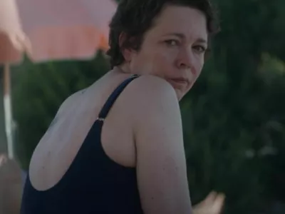 Olivia Colman kot Leda v filmu, ki so ga posneli po romanu Izgubljena hči. Foto: Wikipedia&nbsp;