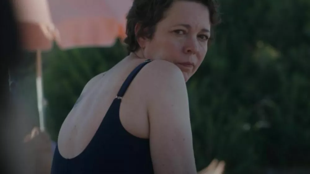 Olivia Colman kot Leda v filmu, ki so ga posneli po romanu Izgubljena hči. Foto: Wikipedia&nbsp;