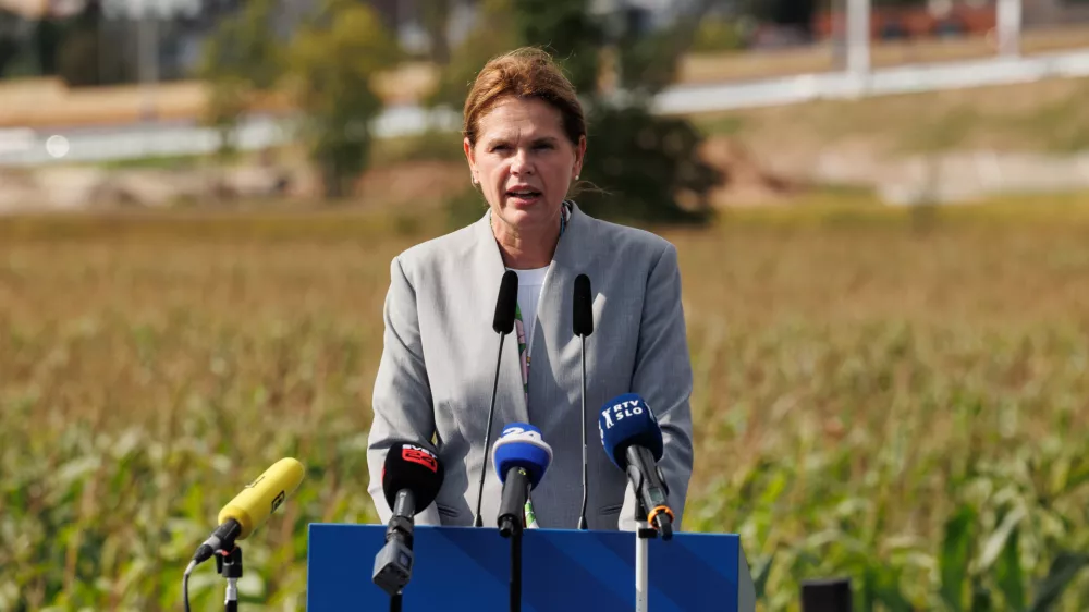 Log-Dragomer.Slovesnost ob koncu projekta izgradnje avtocestnega prikljucka Dragomer na primorski avtocesti med Brezovico in Vrhniko.Ministrica za infrastrukturo Alenka Bratusek.