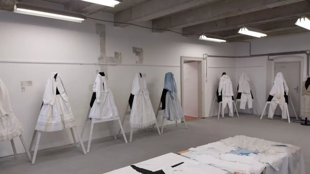 'Spodi nč, gor pa bl mau': intimni del življenja na&scaron;ih prednikov