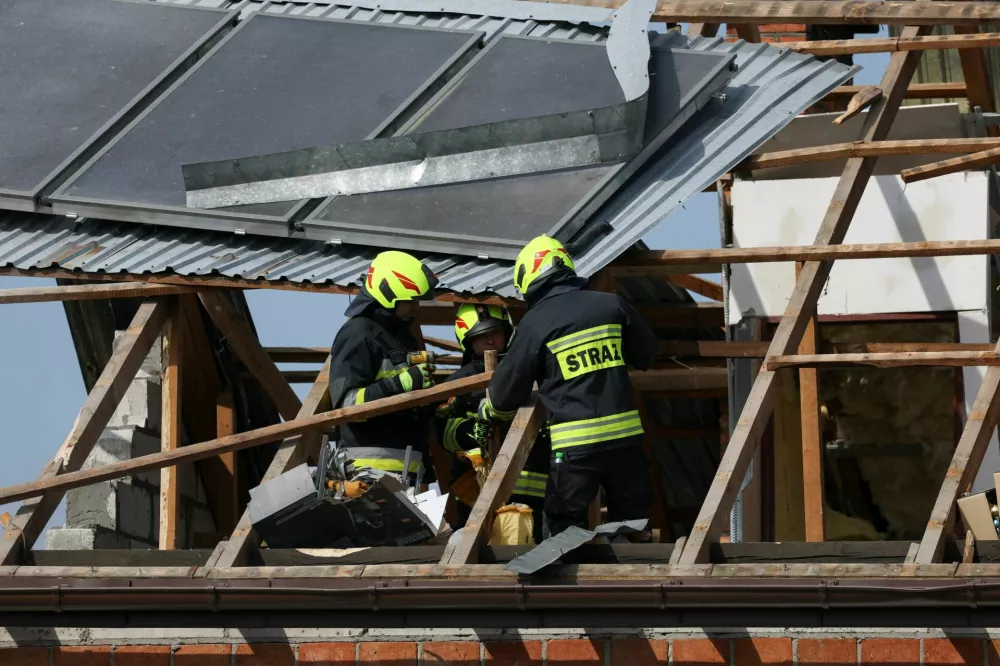 Firefighters work on the destroyed roof of a house, after Russian drones violated Polish airspace during an attack on Ukraine, with some being shot down by Poland with the backing from its NATO allies, in Wyryki-Wola, Lublin Voivodeship, Poland, September 10, 2025. REUTERS/Kacper Pempel   REFILE - CORRECTING LOCATION FROM "WYRYKI" TO "WYRYKI-WOLA". / Foto: Kacper Pempel
