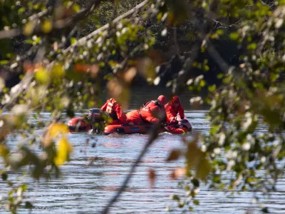 - Gasilci, re&scaron;evalni čoln, Kolpa,- Skupna vaja re&scaron;evanja iz vode re&scaron;evalcev iz Občine Črnomelj in Duga Resa iz Hrva&scaron;ke,- 23.09.2024. - Dan Interreg sodelovanja 2024 s predstavitvijo projekta Hitro 2 namenjenemu kriznemu sodelovanju obmejnih področij Slovenije in Hrva&scaron;ke ob Podpori EU sredstev.//FOTO: Bojan Velikonja