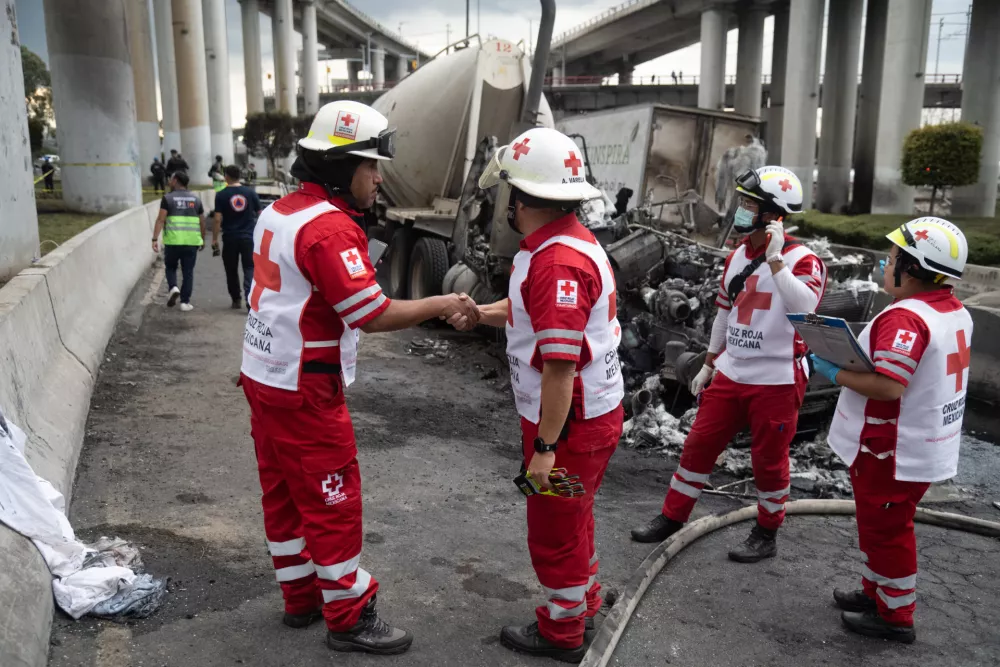 10 September 2025, Mexico, Mexico CityRed Cross paramedics help the injured after the explosion of a gas tanker, causing a tragic accident that left at least 70 people injured and three dead in Mexico City. PhotoMarco Gonzalez/eyepix via ZUMA Press Wire/dpa