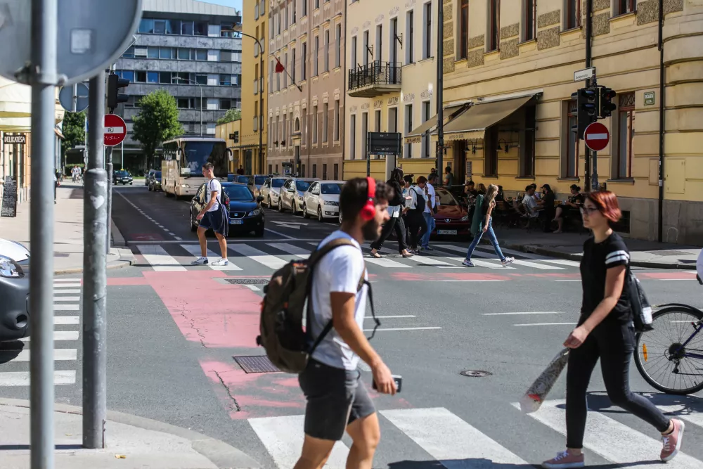 - 05.09.2019 &ndash; Tavčarjeva ulica v Ljubljani - prehod za pe&scaron;ce - pe&scaron;ci - //FOTO: Bojan Velikonja