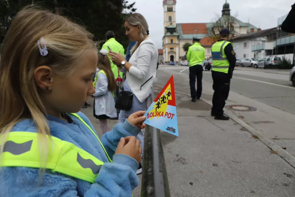 varna pot v &scaron;olo - prometna varnost- 01.09.2022 - Prvi &scaron;olski dan v novem &scaron;olskem letu 2022/23 &ndash; novo &scaron;olsko leto za 194.562 osnovno&scaron;olcev, med njimi 20.797 prvo&scaron;olcev in okrog 79.000 dijakov &ndash; prvo&scaron;olci - osnovno&scaron;olci - &scaron;olstvo  //FOTO: Luka Cjuha