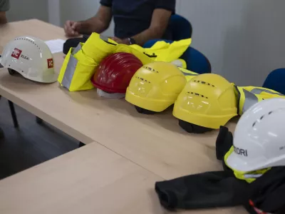 železni&scaron;ka postaja Ljubljanadelavcivarnost pri delu29.08.2025 - Ozelenjevanju nadstre&scaron;nic nad železni&scaron;kimi peroni - gradbi&scaron;če - gradnja glavne železni&scaron;ke postaja LjubljanaFoto: Nik Erik Neubauer 