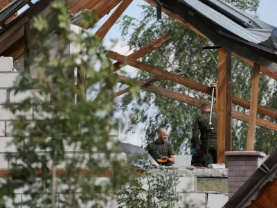 Polish Army members inspect a damaged house, with snapped roof beams and collapsed brick wall, after Russian drones violated Polish airspace during an attack on Ukraine and some were shot down by Poland, in Wyryki-Wola, Lublin Voivodeship, Poland, September 10, 2025. REUTERS/Kacper Pempel   REFILE - CORRECTING LOCATION FROM "WYRYKI" TO "WYRYKI-WOLA".