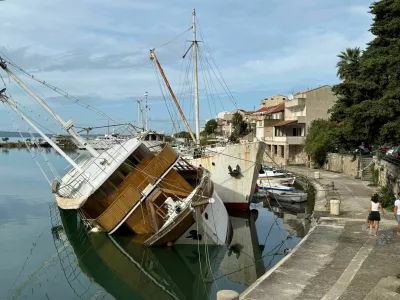 Pri Omi&scaron;u je na pol potonila turistična ladja Nerezine. 