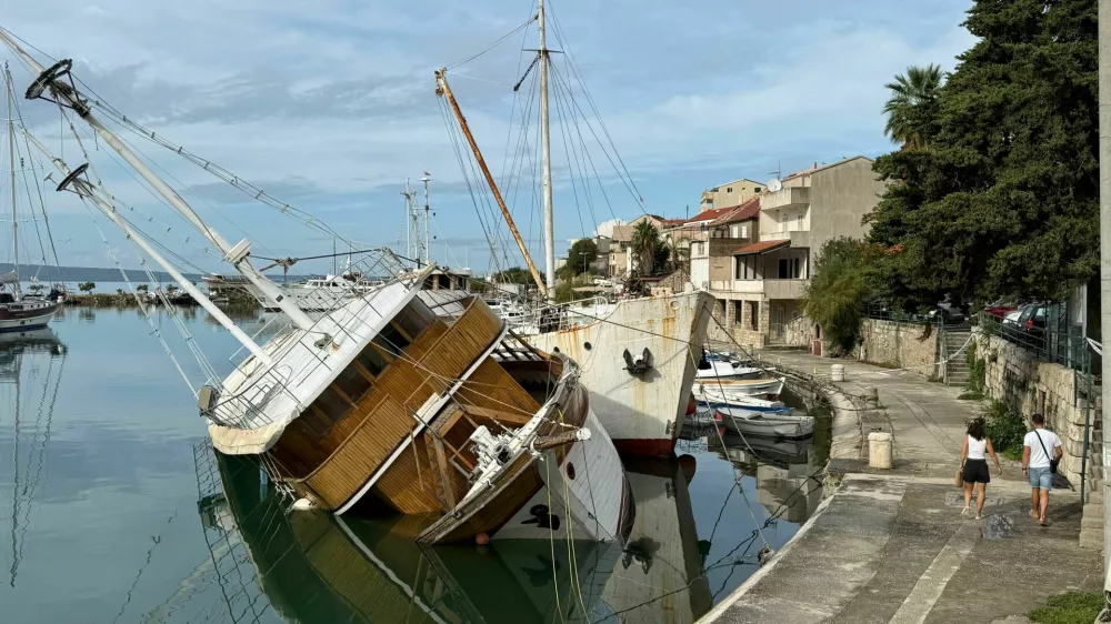 Pri Omi&scaron;u je na pol potonila turistična ladja Nerezine. 