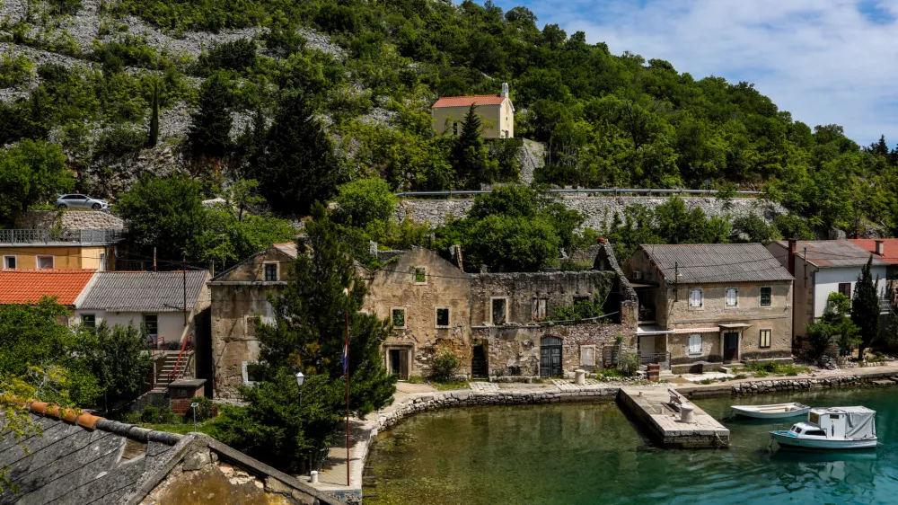 - Cestni odsek od Zadra proti Splitu.- Tribanj Lisarica,- Hrva&scaron;ka,- 26.05.2025. - Reportaža o Jadranski magistrali ob 60. obletnici izgradnje in 70. obletnici začetka gradnje.- Jadranska magistrala, cesta, hrva&scaron;ka obala.OPOMBA: ZA OBJAVO V OBJEKTIVU!//FOTO: Bojan Velikonja