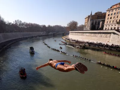 FILE PHOTO: Walter Schirra dives into the Tiber River from the Cavour bridge, as part of traditional New Year celebrations, in Rome, Italy, January 1, 2025. REUTERS/Claudia Greco/File Photo
