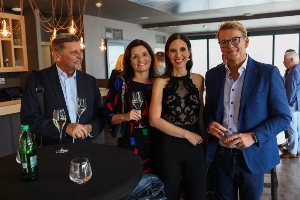 - Miran Lesjak, odgovorni urednik Dnevnika,- Anti&scaron;a Korljan, povezovalec,- Mateja Rosa, voditeljica,- Tatjana Tanackovič, direktorica Dnevnik mediji d.o.o.- 11.09.2025. - Regijski izbor Gazela 2025 podravsko pomurske regije v Mariboru.//FOTO: Bojan Velikonja