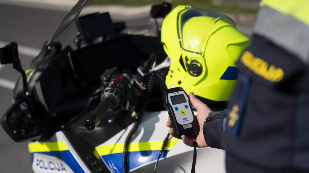 prometni nadzorpolicija - simbolična fotografijaprometna policijavarnost v prometupolicija na motorjihmotoristična policijaprehitri voznikiavtocestna policijaalkotestalkohol v prometu08.04.2025 Policijski nadzor, počivali&scaron;če PovodjeFOTO: Nik Erik Neubauer