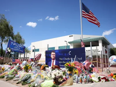 11 September 2025, US, Phoenix: A memorial for Charlie Kirk is displayed outside the headquarters of Turning Point USA as mourners pay their respects in Phoenix. Kirk, the US conservative activist and co-founder of Turning Point USA, was shot dead during an event at Utah Valley University. Photo: Gage Skidmore/ZUMA Press Wire/dpa