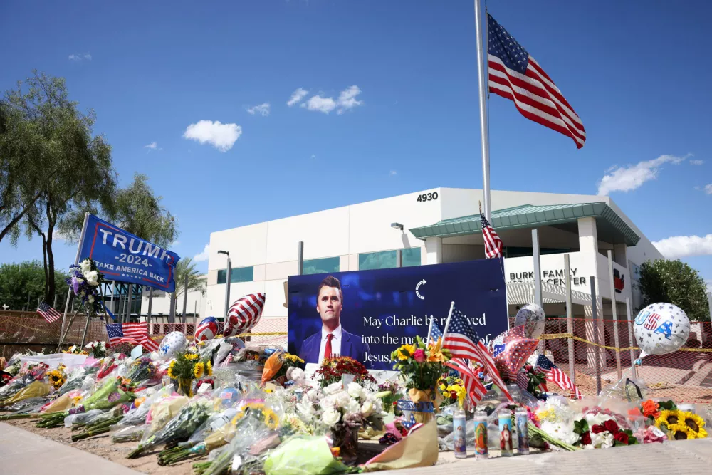 11 September 2025, US, Phoenix: A memorial for Charlie Kirk is displayed outside the headquarters of Turning Point USA as mourners pay their respects in Phoenix. Kirk, the US conservative activist and co-founder of Turning Point USA, was shot dead during an event at Utah Valley University. Photo: Gage Skidmore/ZUMA Press Wire/dpa