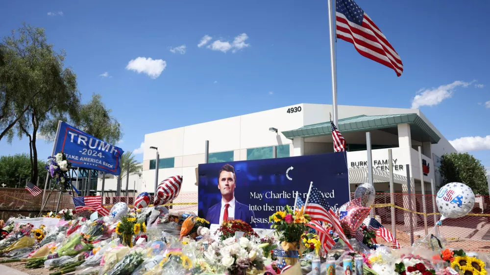 11 September 2025, US, Phoenix: A memorial for Charlie Kirk is displayed outside the headquarters of Turning Point USA as mourners pay their respects in Phoenix. Kirk, the US conservative activist and co-founder of Turning Point USA, was shot dead during an event at Utah Valley University. Photo: Gage Skidmore/ZUMA Press Wire/dpa