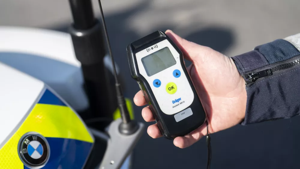 prometni nadzorpolicija - simbolična fotografijaprometna policijavarnost v prometupolicija na motorjihmotoristična policijaprehitri voznikiavtocestna policijaalkotestalkohol v prometu08.04.2025 Policijski nadzor, počivali&scaron;če PovodjeFOTO: Nik Erik Neubauer