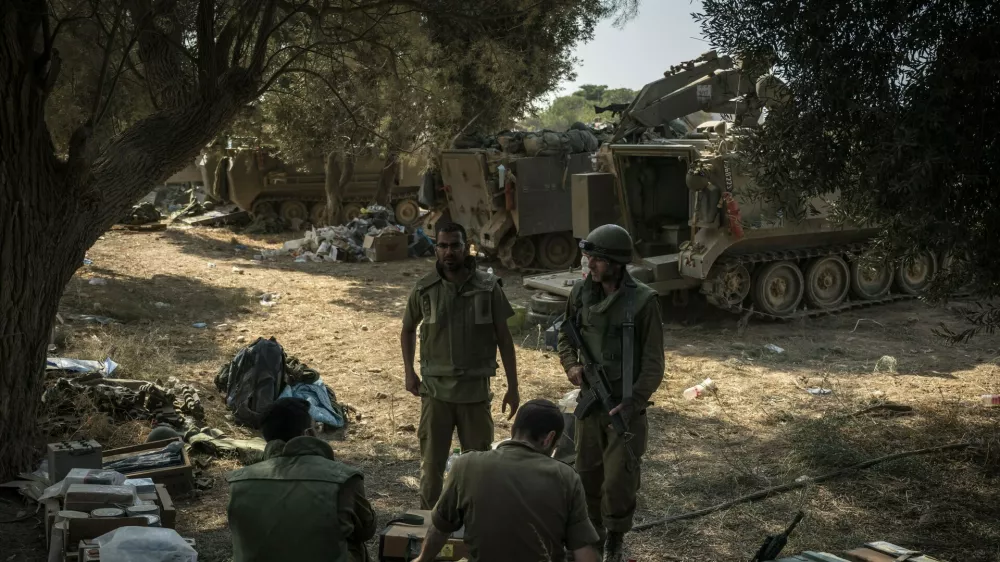 FILE -- Israeli reservists gather at their camp outside Be'eri, Israel, Oct. 14, 2023. Inspired by the unity they experienced in the military, thousands of reservists returning from the front line in the Gaza Strip are organizing for political change.,Image: 851881240, License: Rights-managed, Restrictions: AN OCT. 14, 2023 FILE PHOTO, Model Release: no / Foto: Profimedia