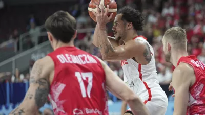 Turkey's Shane Larkin in action during the Eurobasket, European Basketball Championship quarter final match between Turkey and Poland at the Riga Arena in Riga, Latvia, Tuesday, Sept. 9, 2025. (AP Photo/Sergei Grits)
