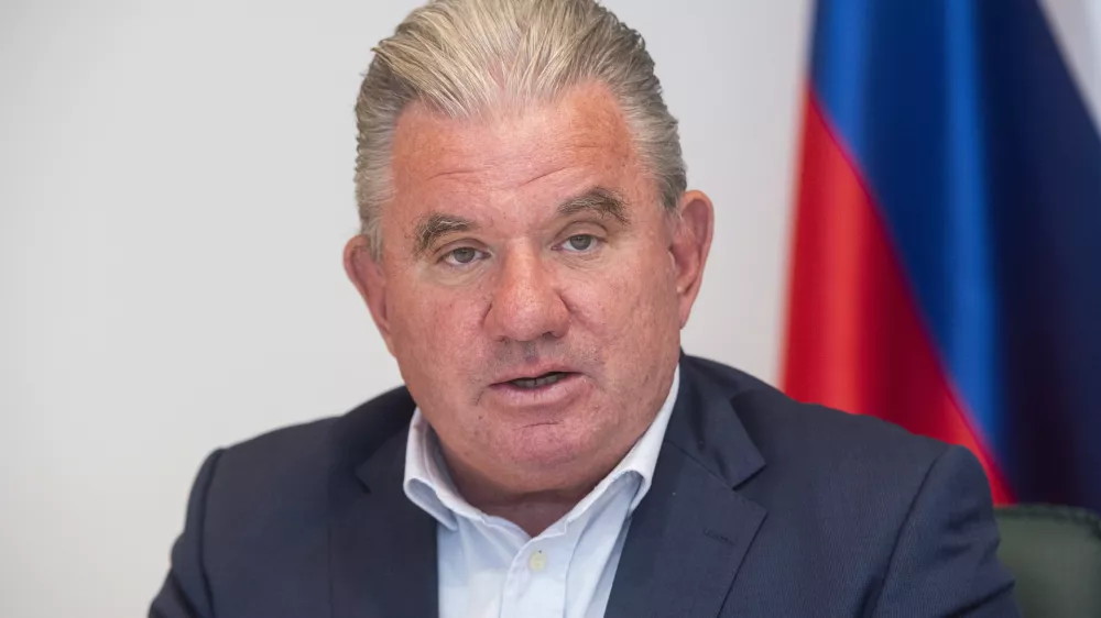 Ljubljana, Ministrstvo za okolje in prostor.Podpis pisma o nameri za vzpostavitev Gospodarskega logisticnega sredisca Feniks v Posavju.Minister za okolje in prostor Andrej Vizjak.