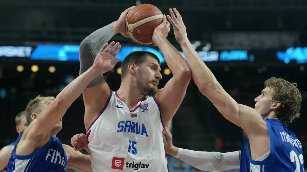 Basketball - FIBA EuroBasket 2025 - Round of 16 - Serbia v Finland - Xiaomi Arena, Riga, Latvia - September 6, 2025 Serbia's Nikola Jokic in action with Finland's Sasu Salin and Lauri Markkanen REUTERS/Ints Kalnins