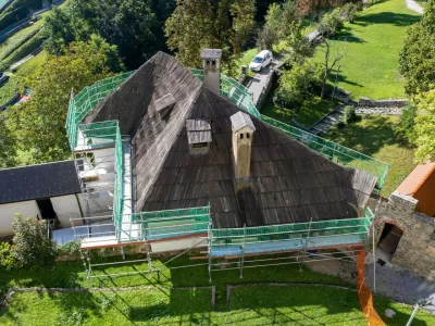 S skodlami bodo prekrili dve strehi