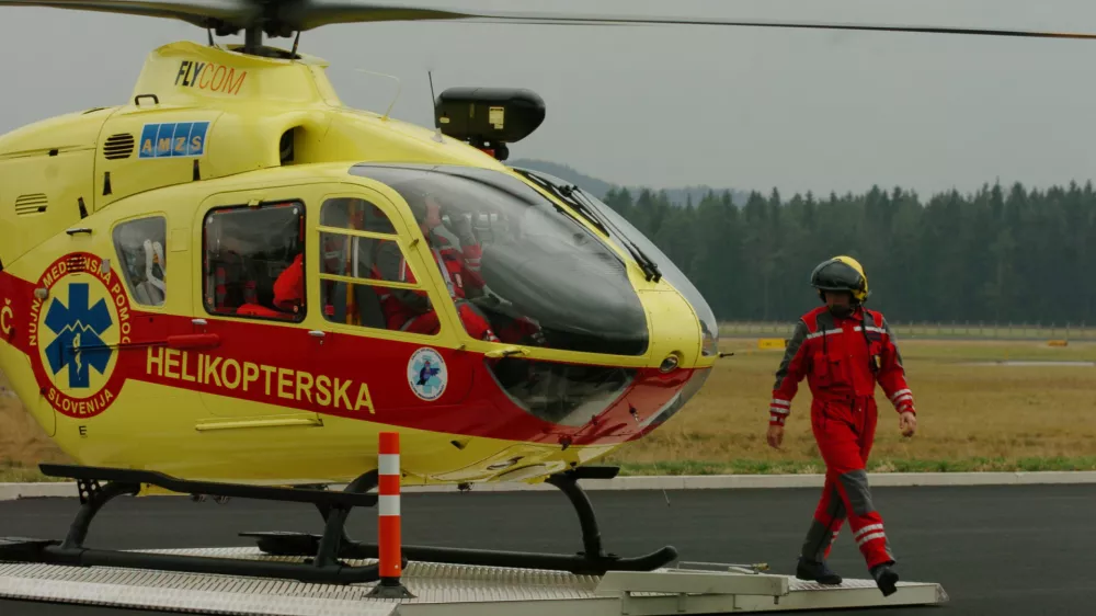 Helikopter - HNMP &ndash; helikopterska nujna medicinska pomoč - - predstavitev helikopterske nujne medicinske pomoči ob začetku rednega delovanja službe, - ekipa predstavila svoje delovanje in simulirala primer re&scaron;evanja ponesrečenca s helikopterjem; pred novim vladnim hangarjem na letali&scaron;ču Brnik ,// FOTO: Luka CjuhaOPOMBA: ZA OBJAVO V ČASOPISU DNEVNIK