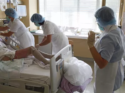 - medicinske sestre - zdravstvo - zdravstvena nega - opeklina - opekline - Klinični oddelek za plastično, rekonstrukcijsko, estetsko kirurgijo in opekline - UKC Ljubljana //FOTO: Luka Cjuha