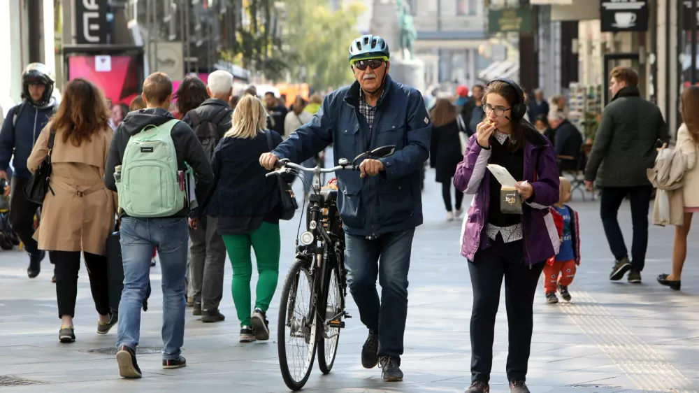 - kolesar in pe&scaron;ec Čopova ulica - - 05.10.2022 - prepoved vožnje za vsa motorna kolesa - pe&scaron; cona v sredi&scaron;ču Ljubljane //FOTO: Tomaž Skale 