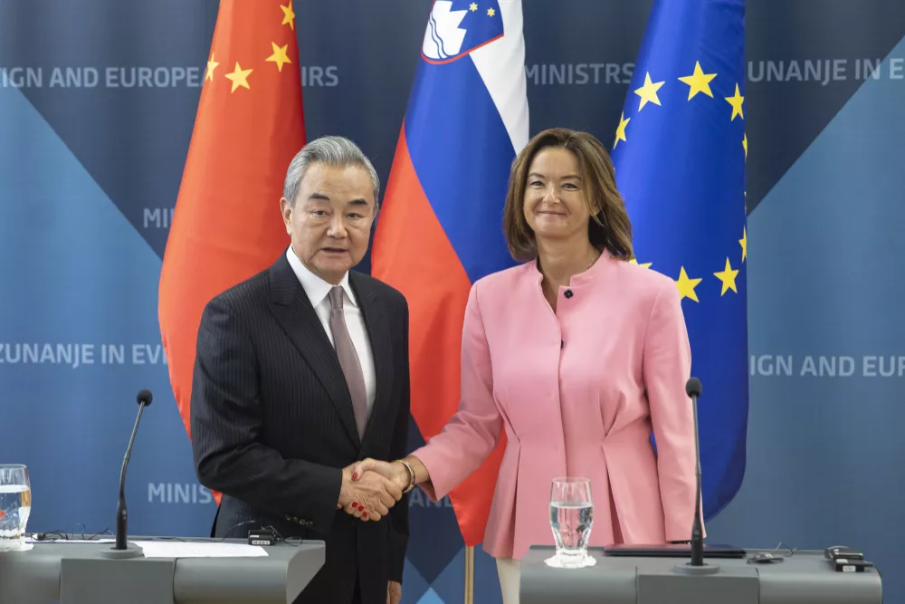 Ljubljana, MZEZ.Obisk kitajskega ministra za zunanje zadeve Wang Yija v Sloveniji.Izjava za medije ministrice za zunanje zadeve Tanje Fajon in kitajskega zunanjega ministra Wang Yija.