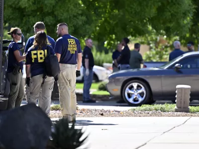 Federal law enforcement officials stand outside the family home of Tyler Robinson, the man accused of killing Turning Point USA CEO and co-founder Charlie Kirk, Friday, Sept. 12, 2025, in Washington, Utah. (AP Photo/David Becker) / Foto: David Becker