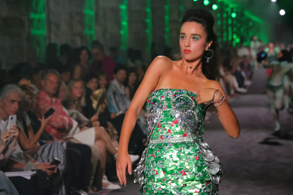 Nova Gorica, pred Mestno obcino Nova Gorica.Modni spektakel Benedetti Life, na katerem je modna oblikovalka Matea Benedetti predstavila edinstveno modno revijo kosov, ki zdruzujejo tehnoloske inovacije, ekolosko ozavescenost in brezcasen glamur.