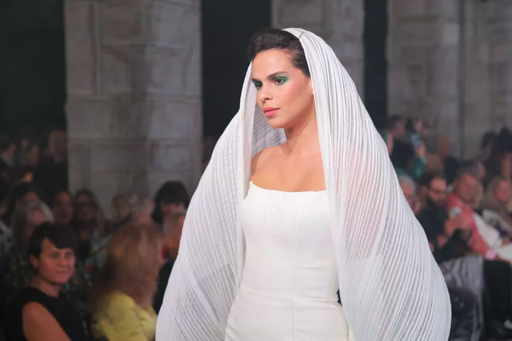 Nova Gorica, pred Mestno obcino Nova Gorica.Modni spektakel Benedetti Life, na katerem je modna oblikovalka Matea Benedetti predstavila edinstveno modno revijo kosov, ki zdruzujejo tehnoloske inovacije, ekolosko ozavescenost in brezcasen glamur.