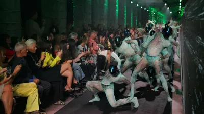 Nova Gorica, pred Mestno obcino Nova Gorica.Modni spektakel Benedetti Life, na katerem je modna oblikovalka Matea Benedetti predstavila edinstveno modno revijo kosov, ki zdruzujejo tehnoloske inovacije, ekolosko ozavescenost in brezcasen glamur.