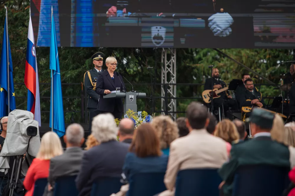 Ilirska Bistrica: osrednja prireditev ob državnem prazniku priključitve Primorske k matični domovini.Slavnostna govornica je predsednica republike Nata&scaron;a Pirc Musar.