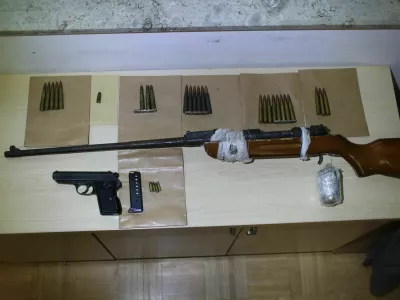 Kočevski policisti so v hi&scaron;ni preiskavi zasegli več kosov orožja. 