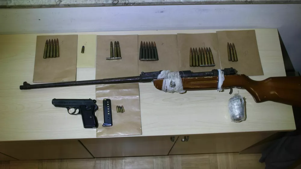 Kočevski policisti so v hi&scaron;ni preiskavi zasegli več kosov orožja. 